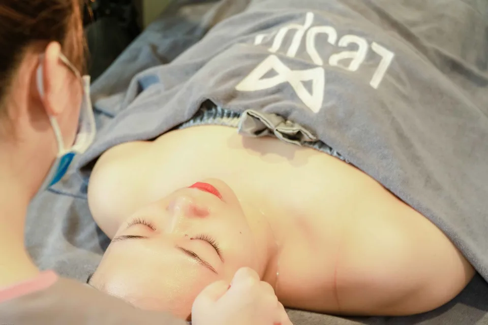 Kỹ thuật viên đang chăm sóc khách